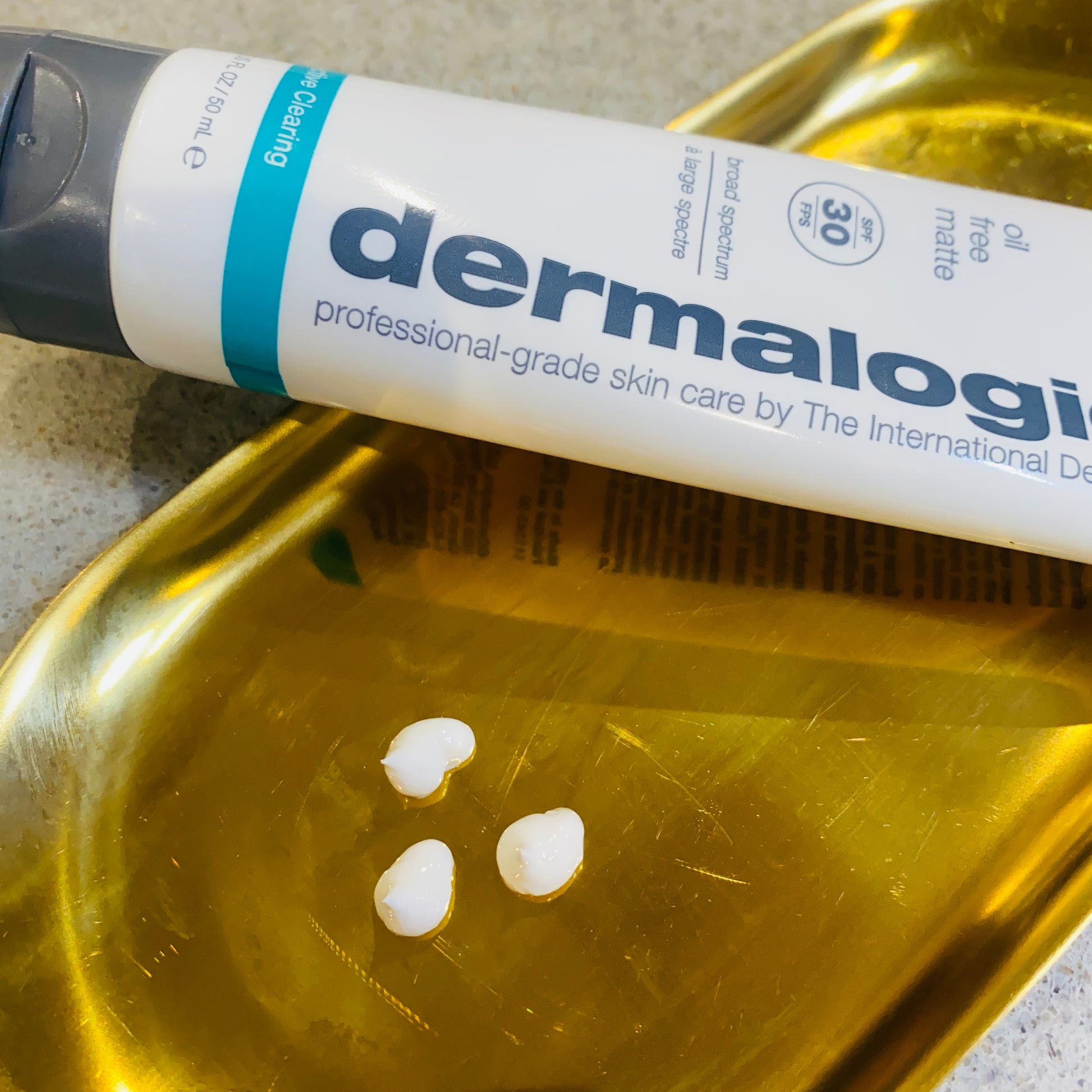 dermalogica oil free matte moisturiser dollops on tray